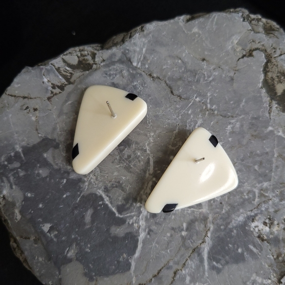 E4 Chunky Geometric Lucite Vintage Earrings Triangle Mid Century Black Ivory - Picture 5 of 5
